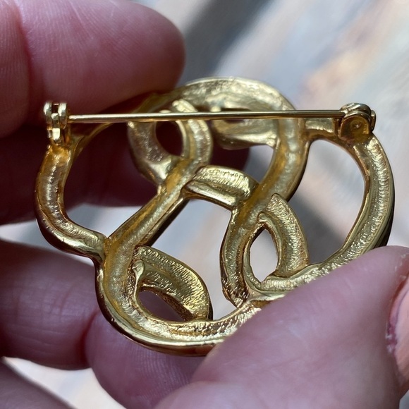 Vintage Gold Tone Brooch Pin - Picture 8 of 9